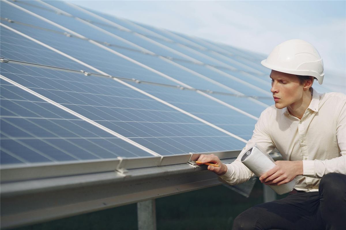 Technik kontroluje montáž solárních panelů fotovoltaické elektrárny