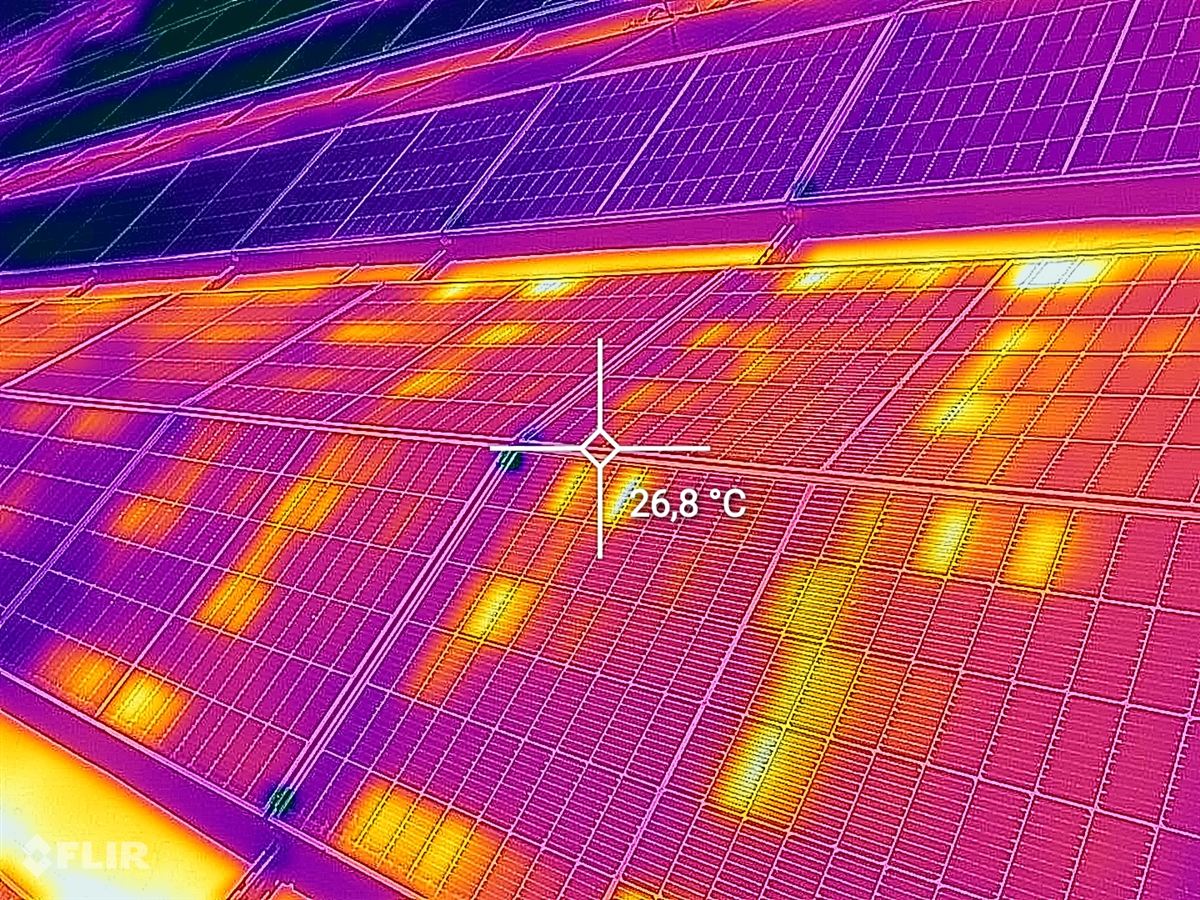 Termosnímek fotovoltaických panelů s přehřátými články (hot-spoty)